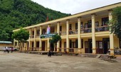 Ngôi trường suốt 3 năm thầy trò không có chỗ đi vệ sinh