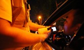 Kiểm tra nồng độ cồn giữa khuya ở Sài Gòn, tài xế bị phạt 17 triệu