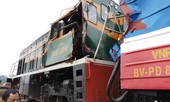 Tàu hỏa húc văng ôtô tải, 2 người bị thương