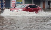 TP Vinh: Mưa lớn kéo dài, phố bỗng hóa thành 'sông'