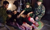 Dân phối hợp cùng bộ đội cứu thanh niên bị lũ cuốn trôi dưới suối
