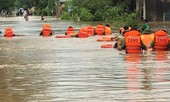Hình ảnh người chiến sỹ công an bơi qua nước lũ đến vùng dân bị cô lập