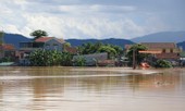 Lũ lớn giữa trời nắng chang chang ở Nghệ An