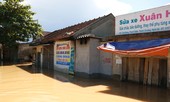 Người dân Nghệ An gồng mình chống lũ giữa trời nắng chang chang