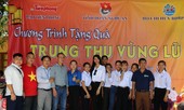 Người đẹp tài năng Đinh Phương Mỹ Duyên đồng hành với học sinh vùng lũ