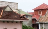 Kẻ ngáo đá thả con trai từ tầng ba xuống