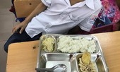 Hà Nội: Xôn xao bớt xén suất ăn học sinh, miếng giò bé như cục tẩy