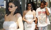 Em út Kim Kardashian gợi cảm sau sinh với váy như... tạp dề