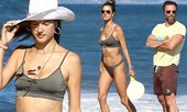 Alessandra Ambrosio thả dáng tắm biển cùng tình cũ 10 năm không cưới