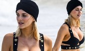 Người đẹp Ashley James nảy nở tròn đầy trên biển Tây Ban Nha
