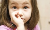 Nguy cơ viêm phổi từ thói quen ngoáy mũi