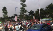 Dân chung cư 5 sao mang ô tô chắn hầm gửi xe để phản đối