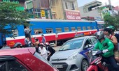 Tàu hỏa va chạm xe máy khiến nhiều phố Hà Nội tắc kéo dài