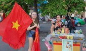 Cổ động viên Sài Gòn 'nhuộm đỏ' phố trước giờ bóng lăn