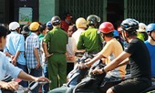 Khống chế nghi can cầm dao cố thủ bên xác vợ