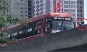 Công an Hà Nội xác minh xe máy ép lùi xe khách ở đường trên cao