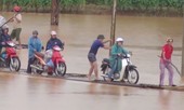 Lào Cai bị nước ngập chia cắt, người dân liều mình dùng bè vượt lũ