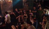 Cảnh sát đột kích beer club, hàng chục nam nữ bị đưa về trụ sở
