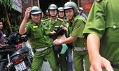 Nam thanh niên dùng dao cứa cổ đại uý công an