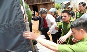 Con nghiện dùng bình gas uy hiếp gia đình, đánh công an