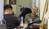 Nổ nhiều phát súng vào người đi qua cổng nhà