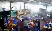 Nhóm thanh niên chém người loạn xạ trong quán ăn