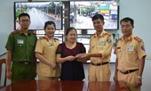 CSGT Công an huyện Nghi Xuân trả lại tiền cho người đánh rơi