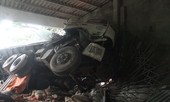 Xe tải tông vào ki ốt, hai người mắc kẹt trong cabin