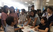 Hàng nghìn thí sinh đội mưa đến ngày hội tư vấn tuyển sinh