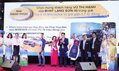 Bảo Việt trao xe Mercedes-Benz C200 cho khách hàng