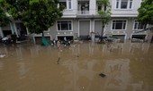 Nội thành, ngoại thành Hà Nội 'bơi' trong mùa mưa, vì sao?