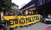 Cổ động viên Malaysia 'náo loạn' phố cổ Hà Nội trước chung kết