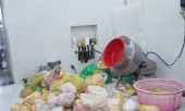 Sản xuất chả lụa cạnh nhà vệ sinh