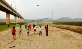 Ngày Chủ nhật xanh: 'Hô biến' bãi rác thành sân bóng chuyền