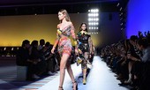 Bloomberg: Michael Kors tiến gần thỏa thuận 2 tỷ USD mua Versace