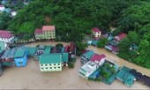 Nước lũ cuồn cuộn chực 'nuốt' nhà chênh vênh bên sông