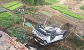 Nữ tài xế CX5 lùi xe tung lan can, bay xuống bờ kè sông Hồng