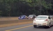 Đang lưu thông trên đường, xe Jeep bị rơi mất một bánh gây tai nạn