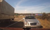 'Thót tim' với pha vượt ẩu gây tai nạn của tài xế Mercedes