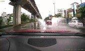 Ôtô vượt ẩu bắn nước lên người đi xe máy
