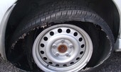 Xử lý thế nào khi xe đang chạy trên cao tốc bị nổ lốp?