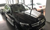 Xếp hàng chờ kiểm tra xe Mercedes-Benz GLC bị lọt nước ở Hà Nội