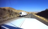 Minivan 'vẩy như đuôi cá' ở tốc độ hơn 100km/h rồi lao ra khỏi đường