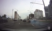 Ôtô Mercedes chuyển làn không quan sát khiến Audi văng khỏi đường