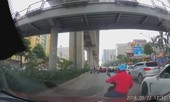 'Nữ ninja' liều lĩnh lách qua khe hẹp giữa hai ôtô
