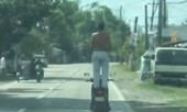 Người đàn ông 'chất lừ' đứng trên yên điều khiển xe máy