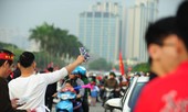 Trước giờ bóng lăn ở chung kết, phe vé đứng giữa đường rao bán