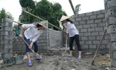 Thí sinh Hoa hậu Việt Nam tự tay xúc đất, chuyền gạch, trộn xi măng