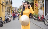 Hoa hậu Tiểu Vy đẹp rạng rỡ với áo dài trên phố cổ Hội An