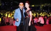 Jennifer Phạm vai trần, khoe nhan sắc 'gái ba con' bên Tuấn Hưng